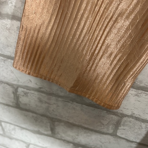 BKE Boutique Satin cold shoulder top size Medium - Picture 7 of 16